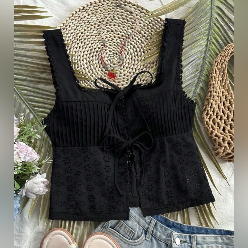 Black Lace-Up Sleeveless Top - Picture 4 of 8